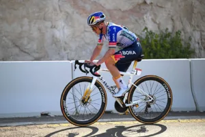 Extrema preocupación en Red Bull por el rendimiento de Evenepoel: “El nivel es demasiado alto para él”