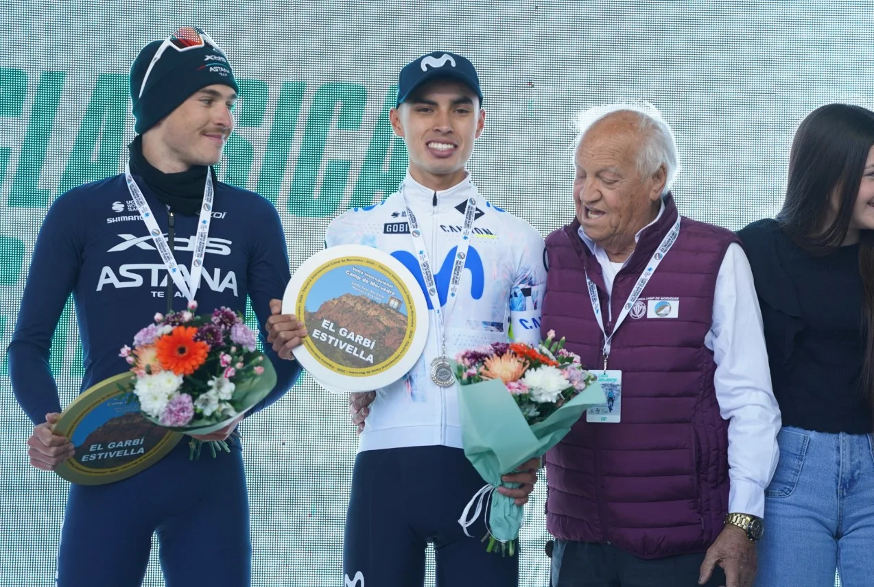 Diego Pescador (Movistar) recibiendo su trofeo por el segundo lugar, detrás de Christian Scaroni (XDS Astana) en la Clásica Camp de Morvedre 2026 (Movistar)