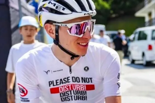 Tadej Pogacar (UAE) en 2025 con una malla de "no molestar".