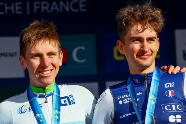 Tadej Pogacar y Paul Seixas en el podio del Campeonato Europeo de Ruta 2025
