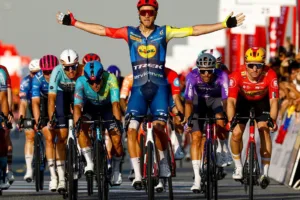 UAE Tour: Remco ataca, pero Milan consigue su doblete