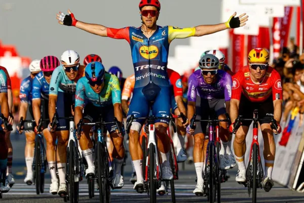 Jonathan Milan (Lidl-Trek) se lleva la quinta etapa del UAE Tour 2026