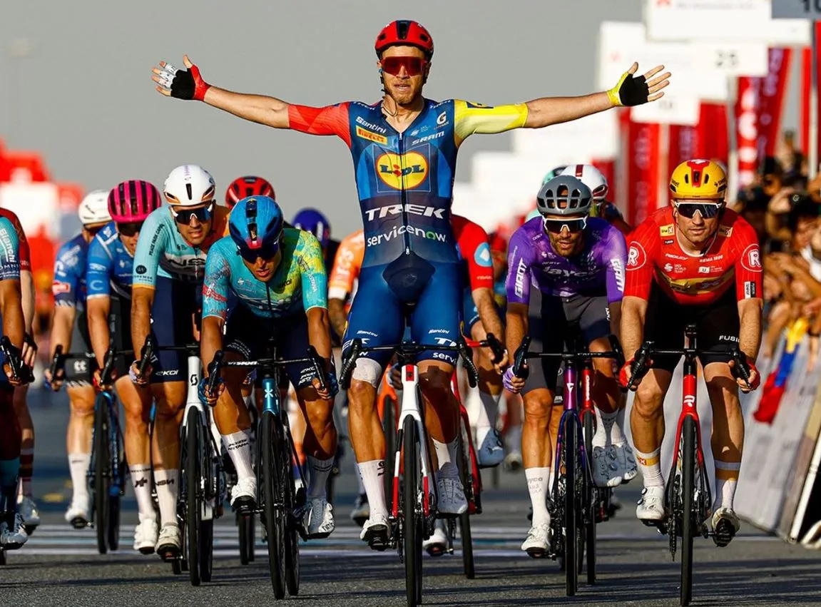Jonathan Milan (Lidl-Trek) se lleva la quinta etapa del UAE Tour 2026