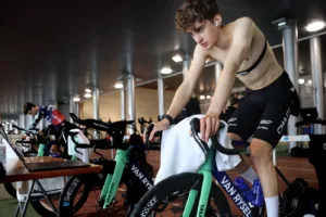 “Fuera de la bicicleta sigue siendo un niño que se olvida el casco, pero al competir es una bestia”