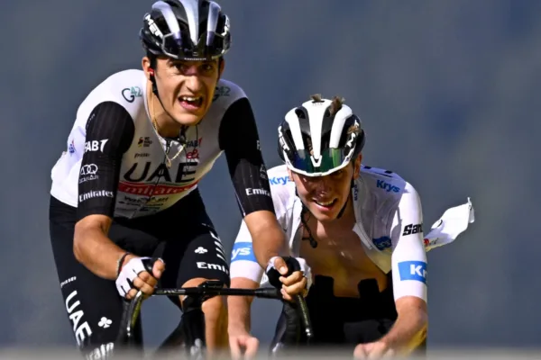 Marc Soler (UAE) con Tadej Pogacar en el Tour de France 2023