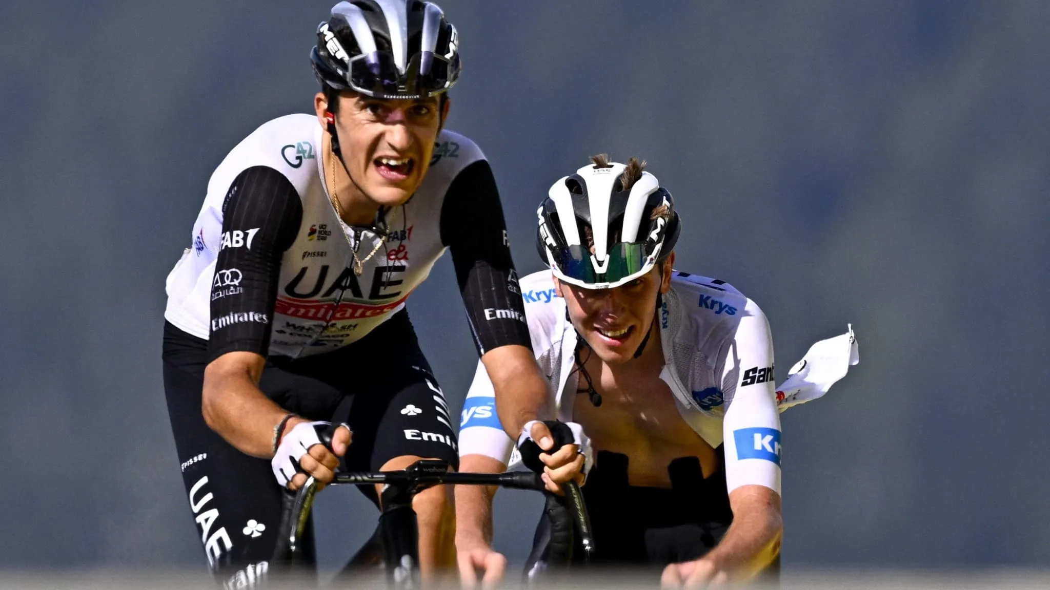 Marc Soler (UAE) con Tadej Pogacar en el Tour de France 2023