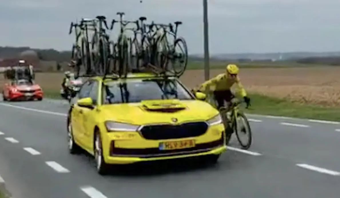 Axel Zingle (Visma - Lease a Bike) y el "sticky bottle" que derivó en su descalificación en la E3 2026