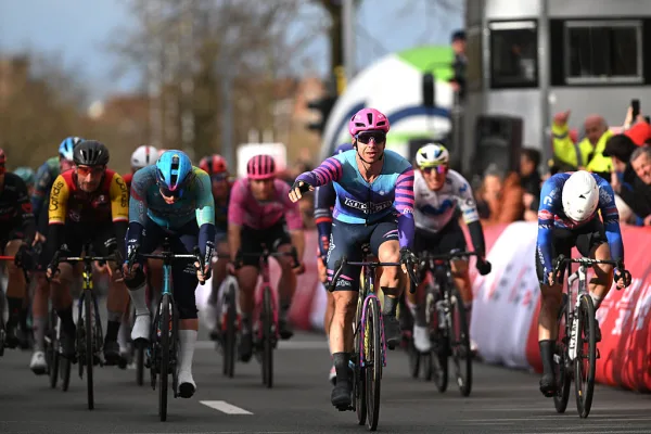 Dylan Groenewegen (Unibet Tietema Rockets) gana la Ronde Van Brugge 2026