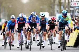 París-Niza: Kanter vence al sprint y Ayuso le roba bonificaciones a Vingegaard