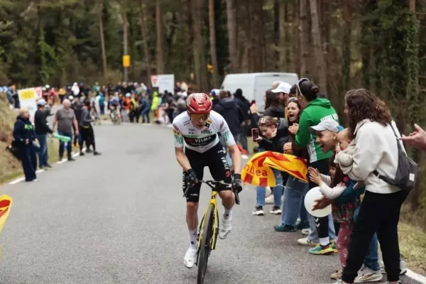 Jonas Vingegaard al atacar en la sexta etapa de la Volta a Catalunya