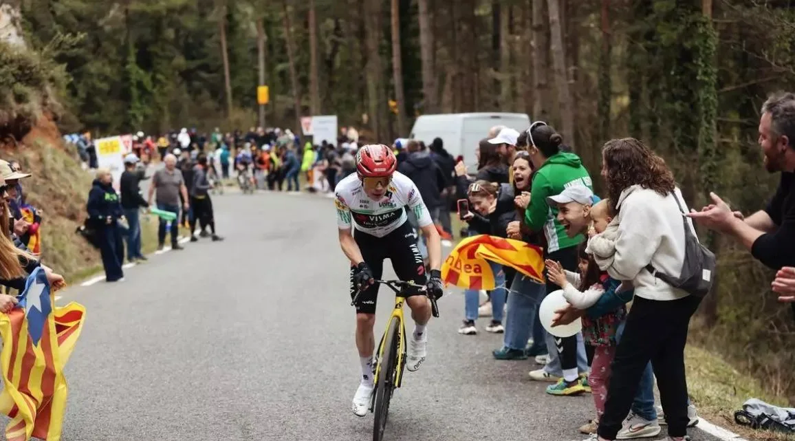 Jonas Vingegaard al atacar en la sexta etapa de la Volta a Catalunya