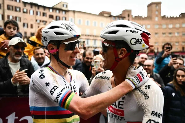 Isaac del Toro saludando a Tadej Pogacar, tras Strade Bianche 2026