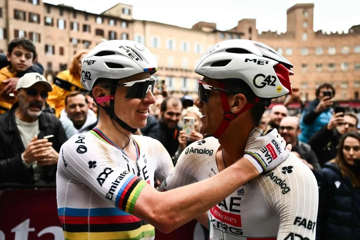 Isaac del Toro saludando a Tadej Pogacar, tras Strade Bianche 2026