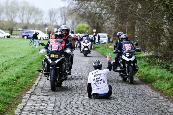 El manifestante que bloqueó la ruta en la Ronde van Brugge 2026