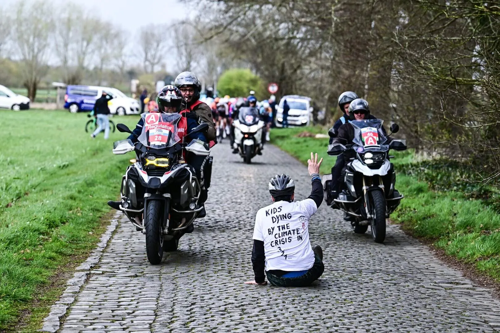 El manifestante que bloqueó la ruta en la Ronde van Brugge 2026