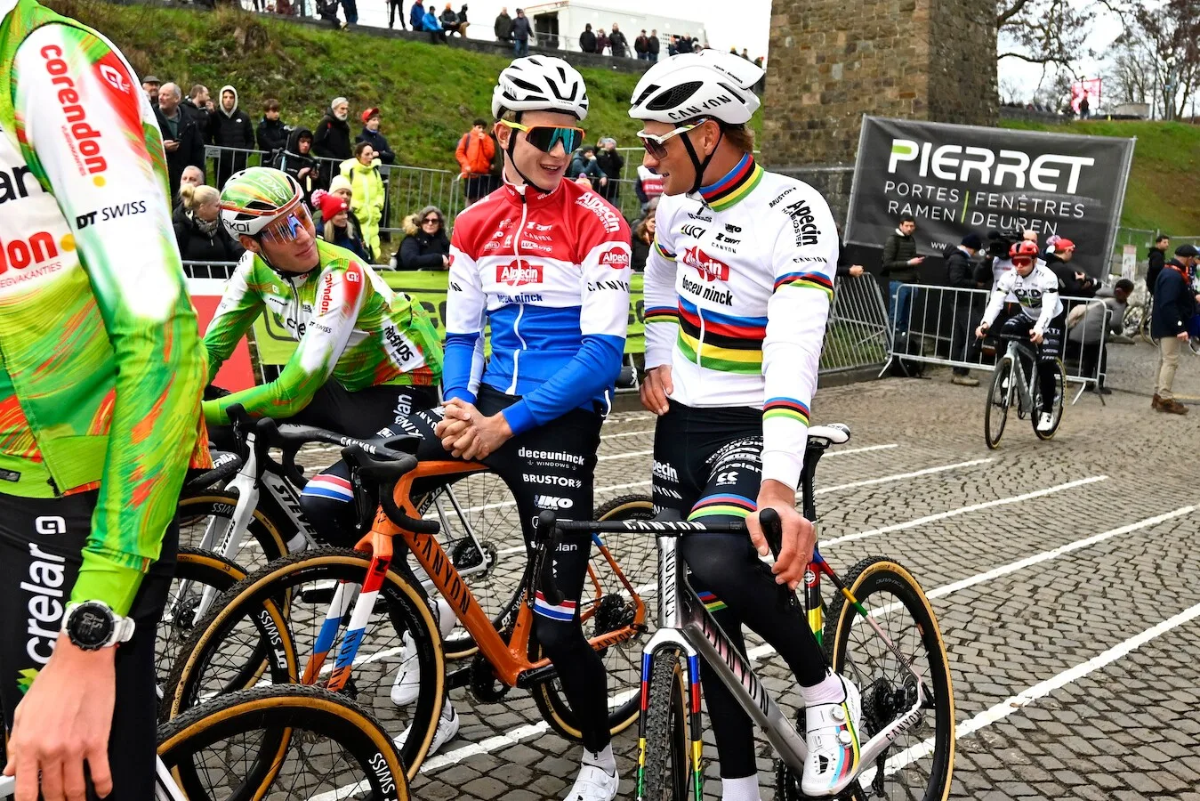 Tibor del Grosso y Mathieu van der Poel (Alpecin) antes de una carrera de ciclocross