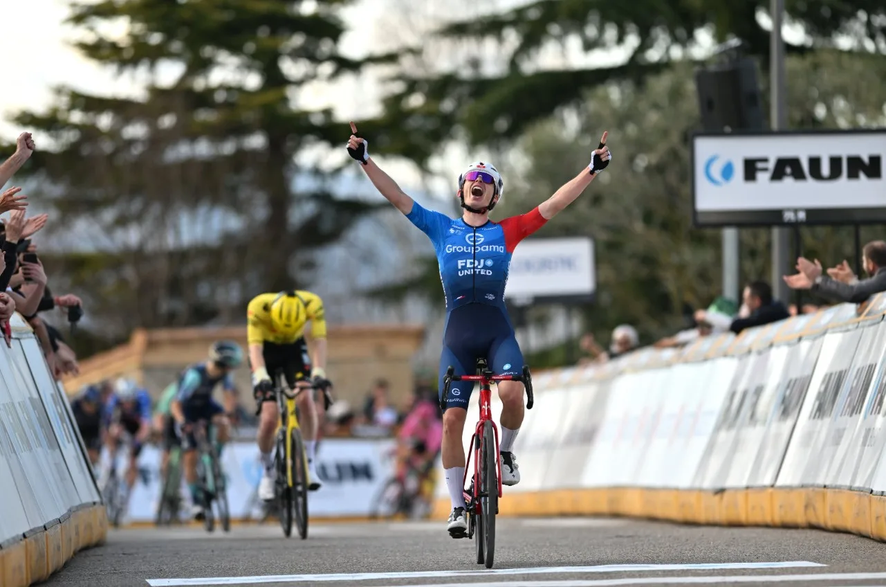 Romain Grégoire (Groupama - FDJ United) le gana a Matteo Jorgenson (Visma - Lease a Bike) la Faun Drome Classic 2026 (Groupama - FDJ United)