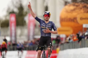 Pidcock se anota en la lista de candidatos de San Remo tras dominar Superga