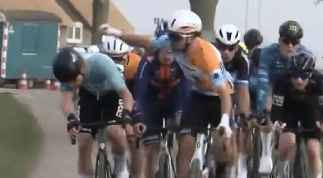 El neozelandés Kiaan Watts, ciclista del equipo de desarrollo de NSN (ex Israel – Premier Tech) le pega con el puño al neerlandés Marijn Maas (Beat Cycling Club).