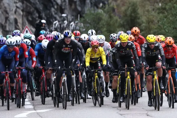 El pelotón en la séptima etapa de París-Niza 2026