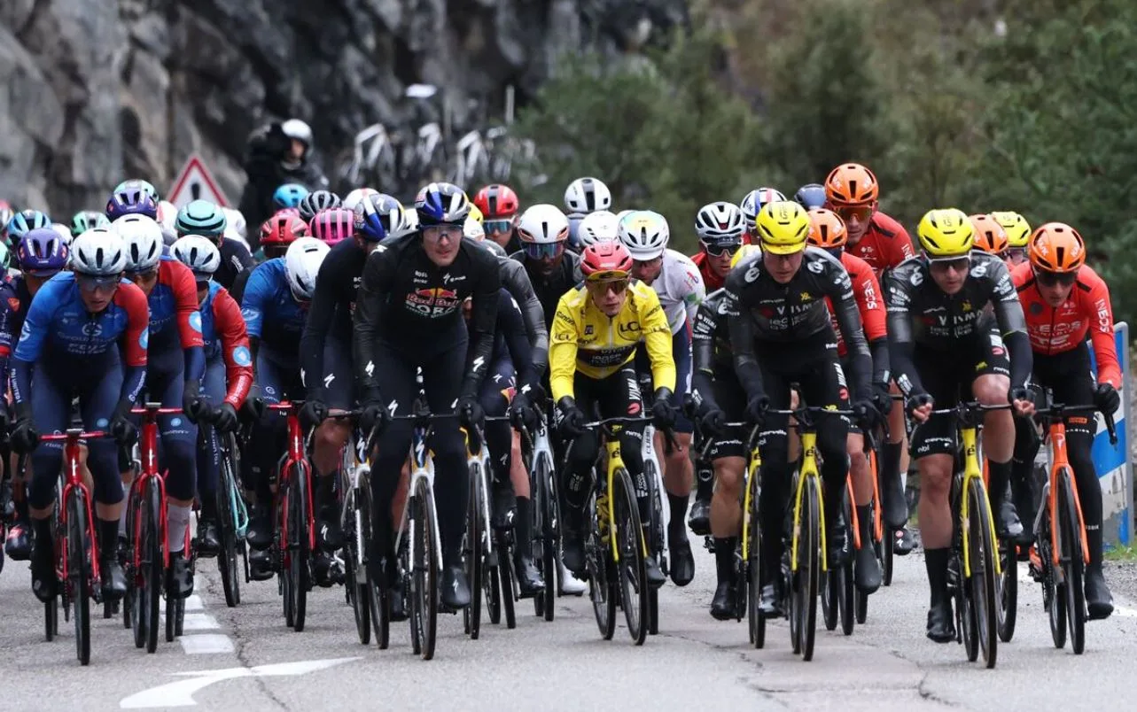 El pelotón en la séptima etapa de París-Niza 2026