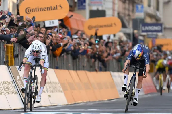 Tadej Pogacar (UAE Team Emirates) vence a Tom Pidcock (Pinarello - Q36.5) en Milano - San Remo 2026