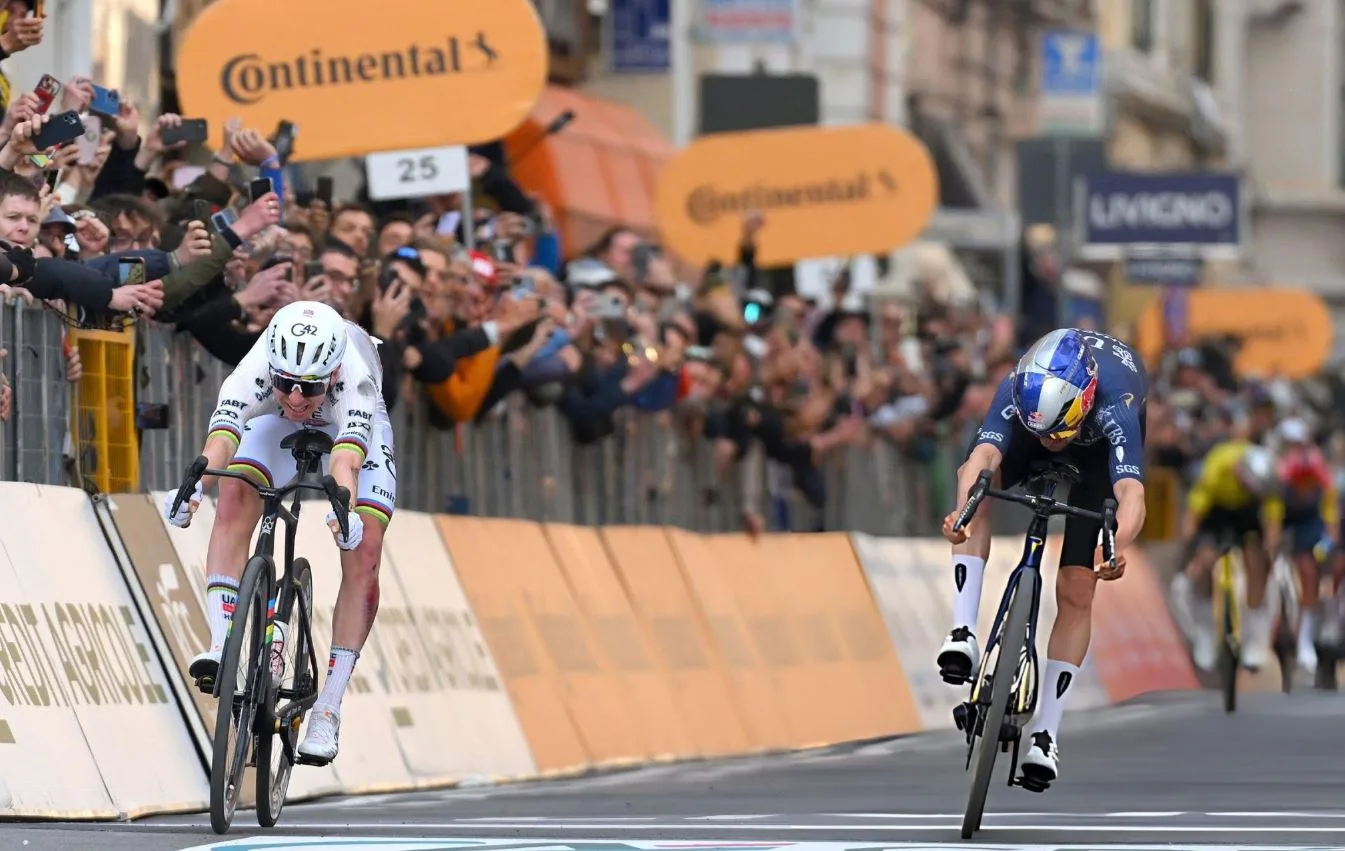 Tadej Pogacar (UAE Team Emirates) vence a Tom Pidcock (Pinarello - Q36.5) en Milano - San Remo 2026