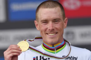 En caída libre: Rohan Dennis es atrapado manejando ilegalmente con sus hijos y pone en riesgo su libertad condicional