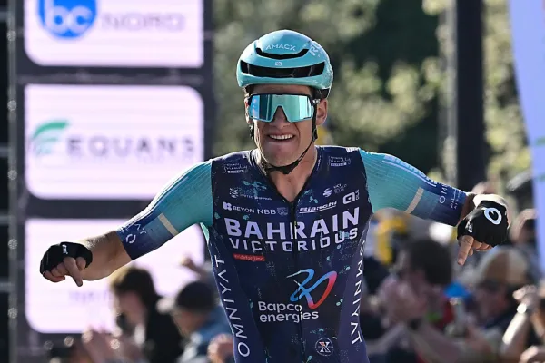 Alec Segaert (Bahrain - Victorious) vence el Grand Prix de Denain 2026