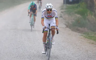 Tadej Pogacar (UAE) ataca a Paul Seixas (Decathlon) en Strade Bianche 2026