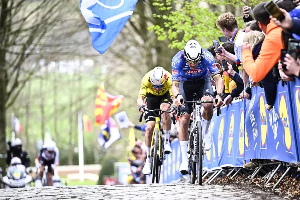 Wout van Aert (Visma - Lease a Bike) y Mathieu van der Poel (Alpecin - Premier Tech) en fuga durante In Flanders Fields 2026