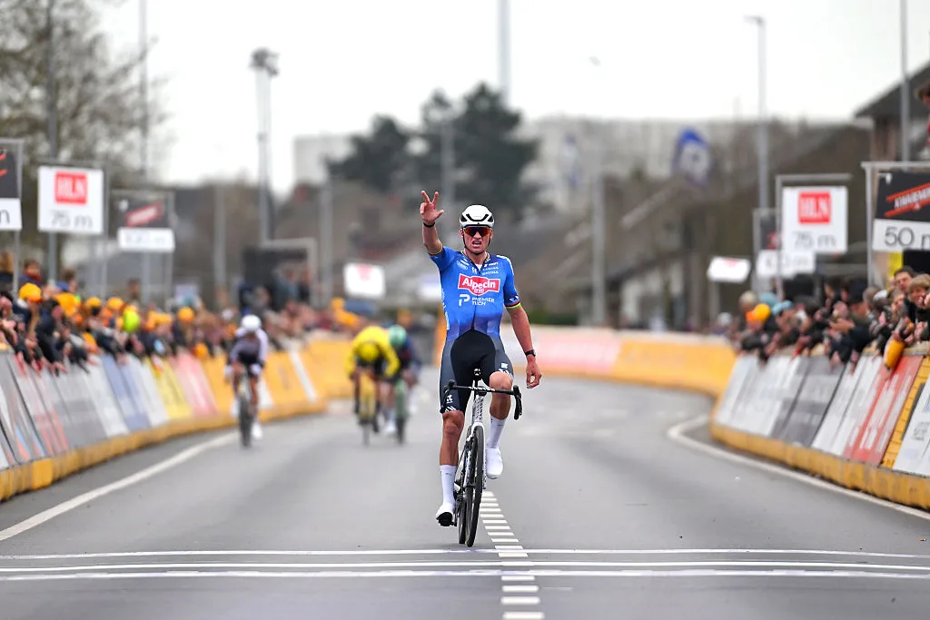 Mathieu van der Poel (Alpecin - Premier Tech) gana la E3 Saxo Classic 2026