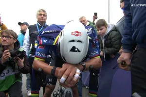 Los persecutores regalan E3 a Van der Poel, que llega con signos de preocupación para Flandes y Roubaix