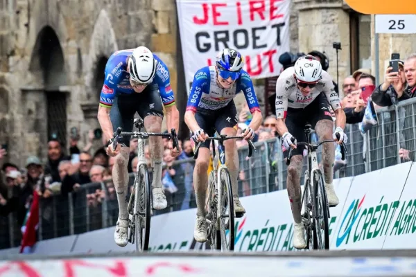 Mathieu van der Poel (Alpecin) triunfa frente a Isaac del Toro (UAE) y Giulio Pellizzari (Red Bull) en la segunda etapa de Tirreno-Adriático 2026