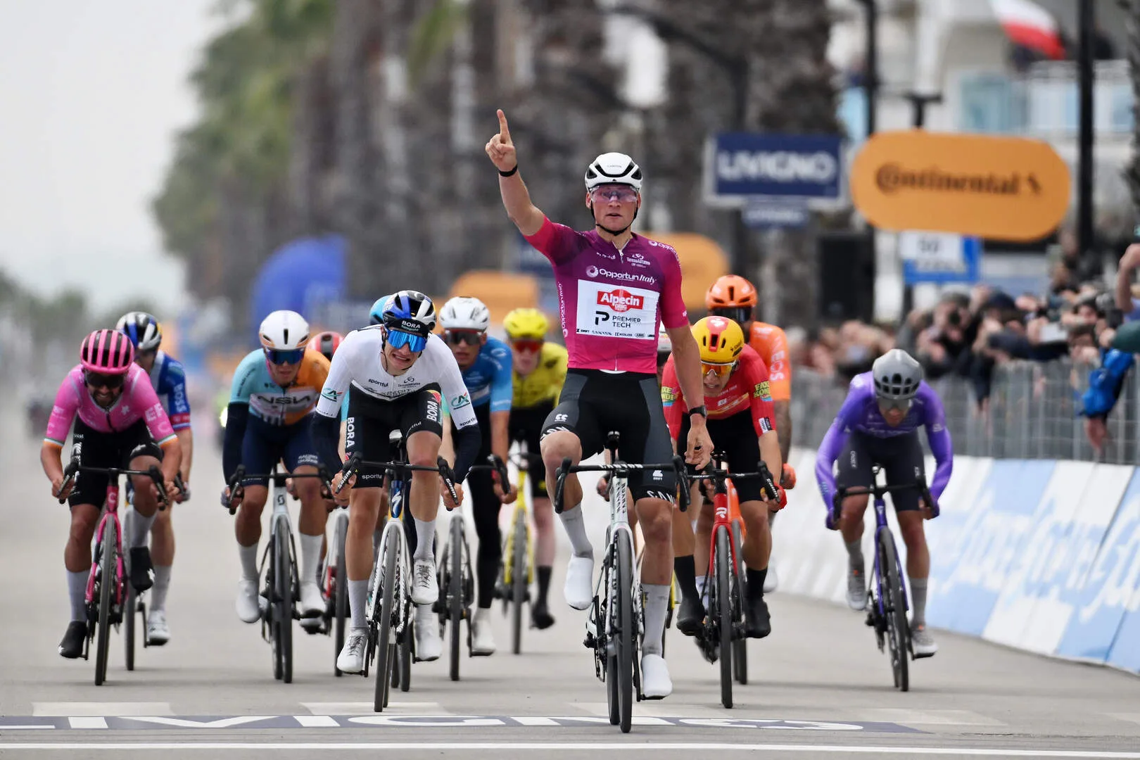 Mathieu van der Poel (Alpecin - Premier Tech) gana la cuarta etapa de Tirreno - Adriático 2026