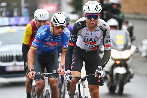 Florian Vermeersch (UAE) y Mathieu van der Poel (Alpecin - Premier Tech) en Omloop 2026