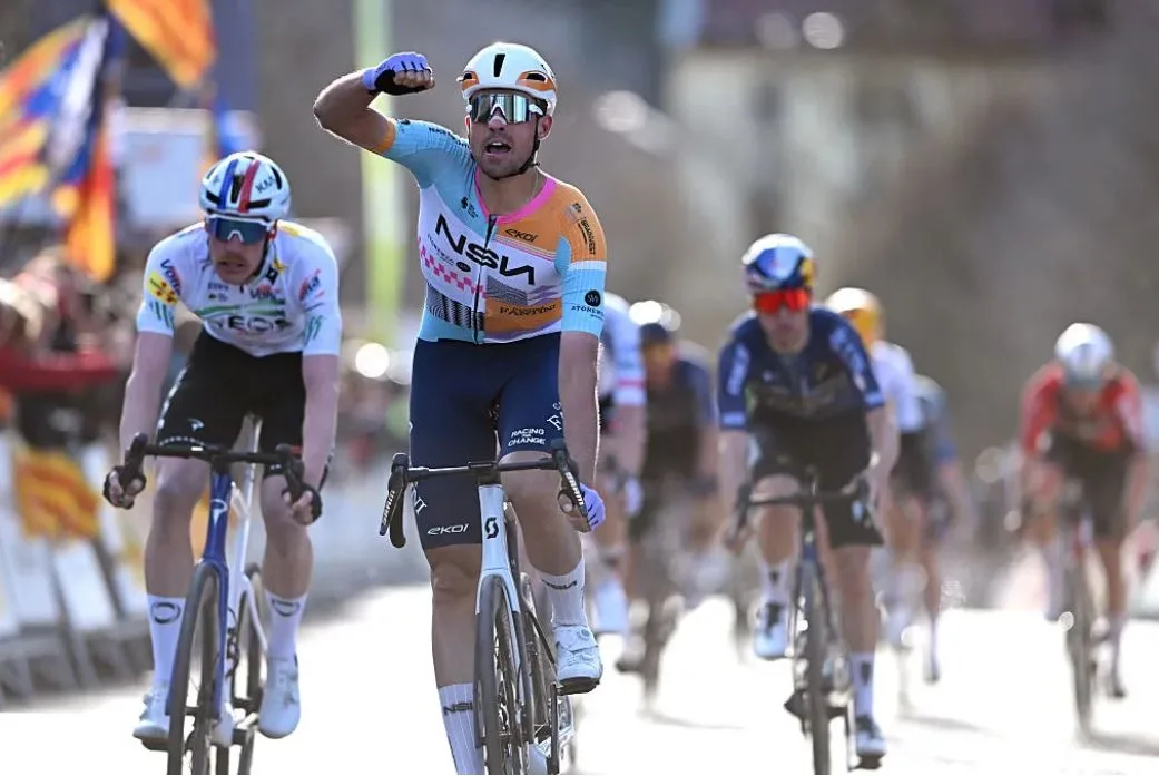 Ethan Vernon (NSN) vence a Dorian Godon (INEOS) en la cuarta etapa de la Volta a Catalunya 2026 (