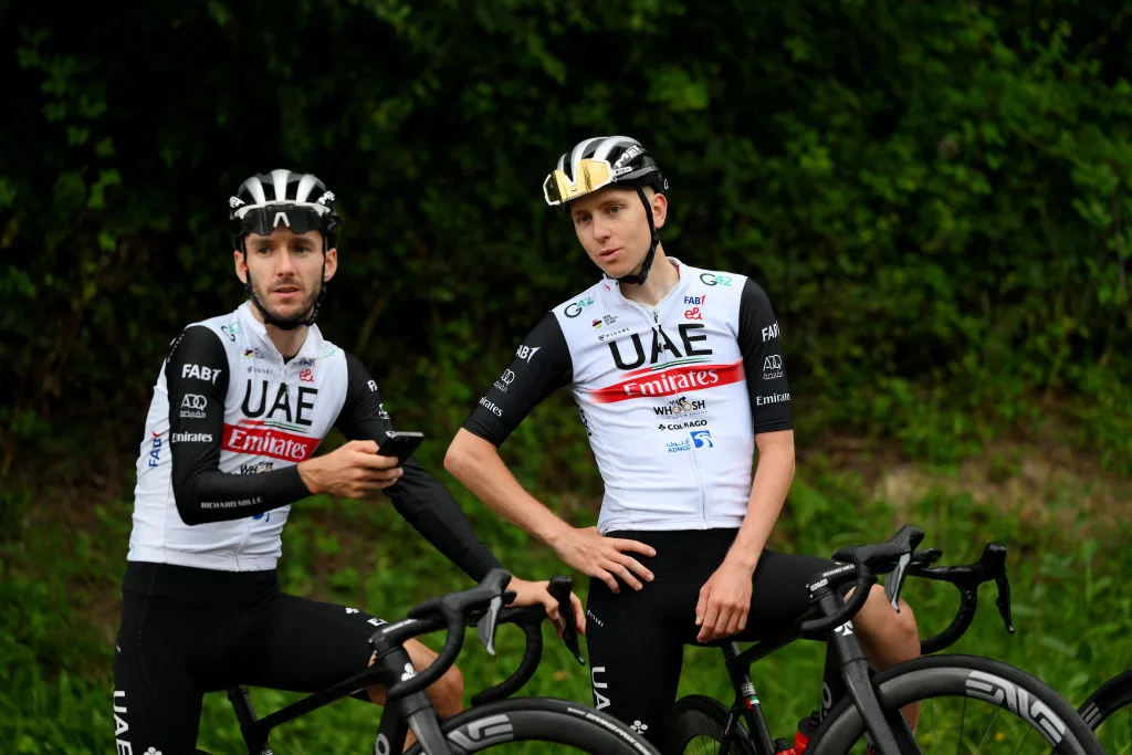 Adam Yates y Tadej Pogacar (UAE) en la preparación del Tour de France 2023