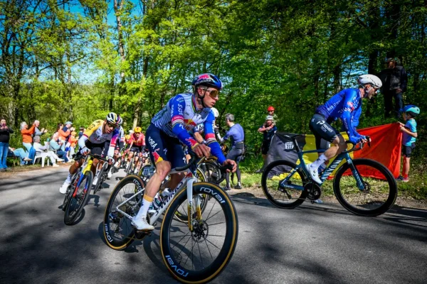 Remco Evenepoel (Red Bull-BORA-hansgrohe) en la fuga inicial de Lieja-Bastoña-Lieja 2026