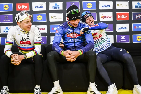 Tadej Pogacar (UAE Team Emirates), Mathieu van der Poel (Alpecin - Premier Tech) y Remco Evenepoel (Red Bull - BORA - hansgrohe) en el "cooling room" previo al podio en el Tour de Flandes 2026