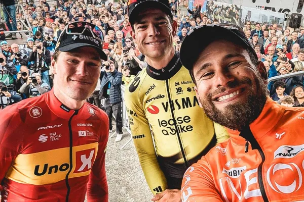 Filippo Ganna (INEOS Grenadiers), ganador de A Través de Flandes 2026, en el podio con Wout van Aert (Visma - Lease a Bike) y Søren Wærenskjold (Uno-X Mobility)