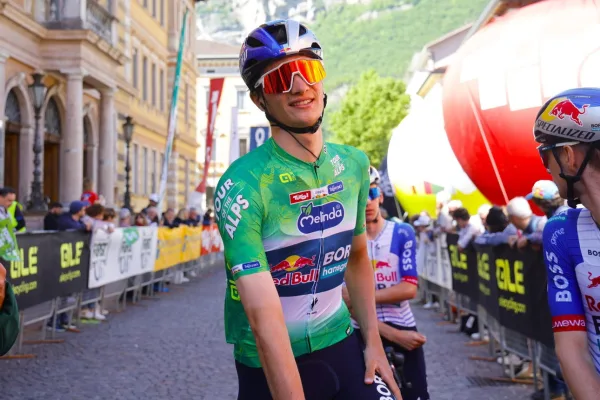 Giulio Pellizzari (Red Bull - BORA) tras ganar etapa y general en el último día del Tour of the Alps 2026