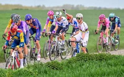 Tadej Pogacar (UAE Team Emirates) en la París Roubaix 2026 tras sufrir el pinchazo.