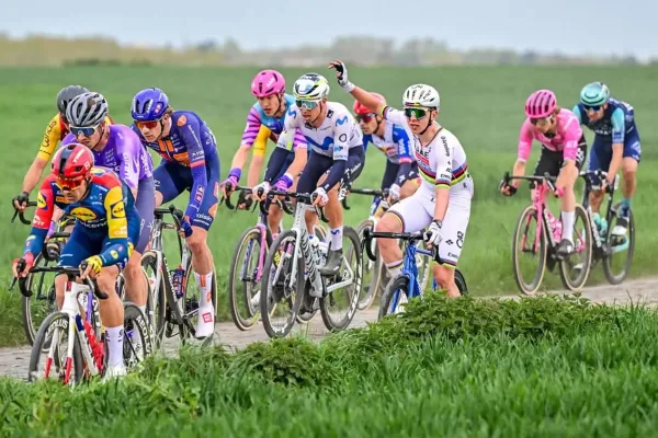 Tadej Pogacar (UAE Team Emirates) en la París Roubaix 2026 tras sufrir el pinchazo.