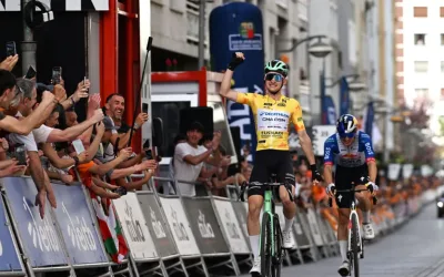 Paul Seixas (Decathlon CMA CGM) gana a Florian Lipowtiz (Red Bull) el sprint en la quinta etapa de Itzulia 2026