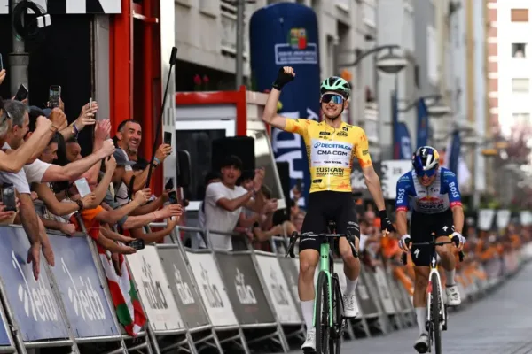 Paul Seixas (Decathlon CMA CGM) gana a Florian Lipowtiz (Red Bull) el sprint en la quinta etapa de Itzulia 2026