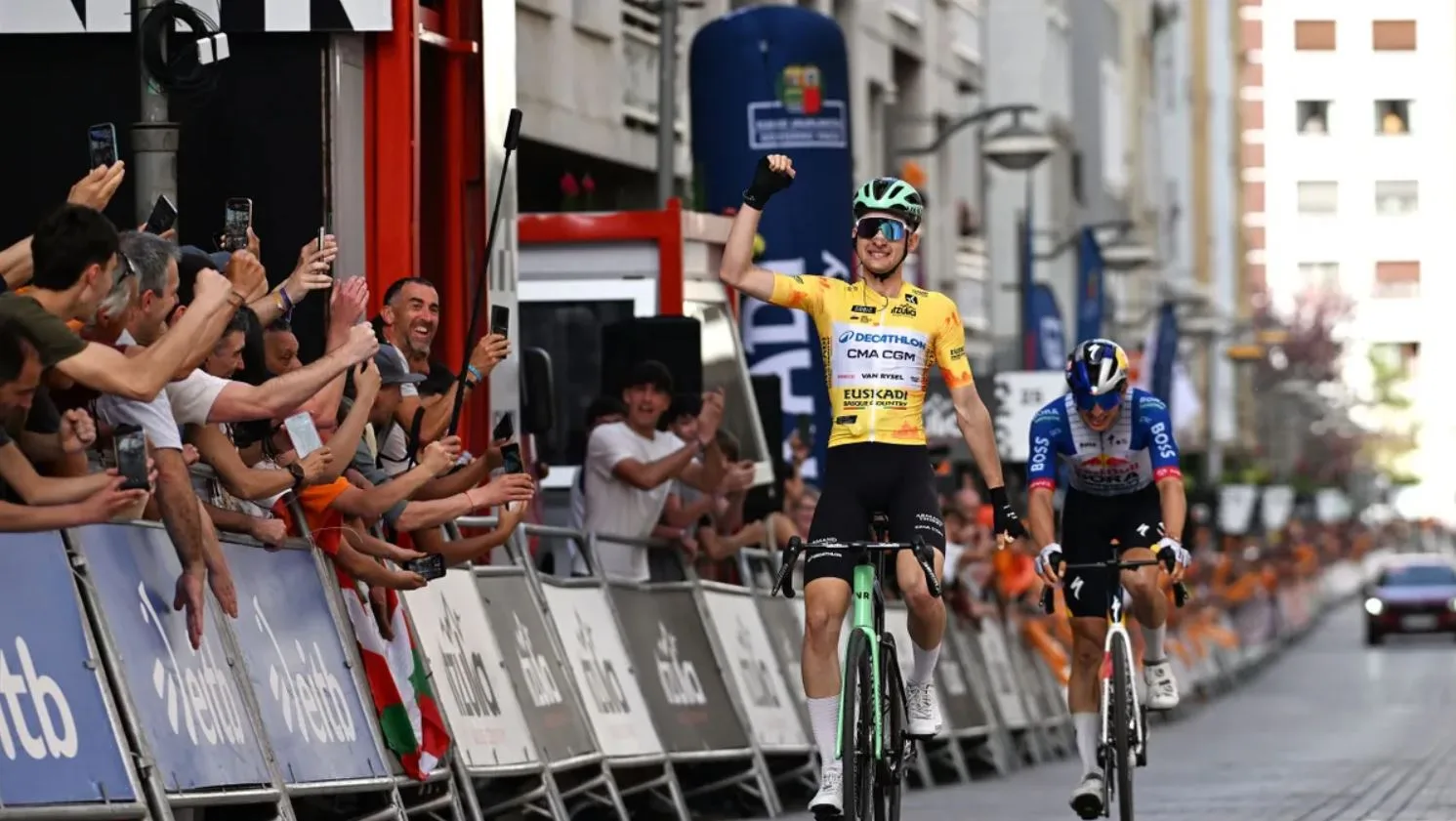 Paul Seixas (Decathlon CMA CGM) gana a Florian Lipowtiz (Red Bull) el sprint en la quinta etapa de Itzulia 2026