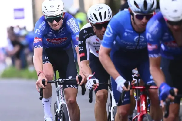 Tibor del Groso (Alpecin - Premier Tech) en la fuga durante De Brabantse Pijl 2026