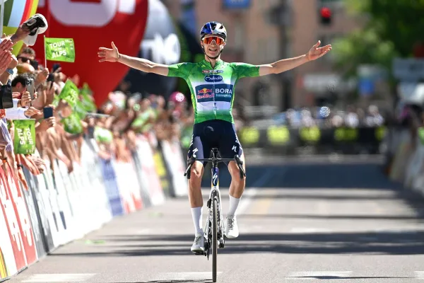Giulio Pellizzari (Red Bull Bora) vence la quinta y última etapa del Tour of the Alps 2026
