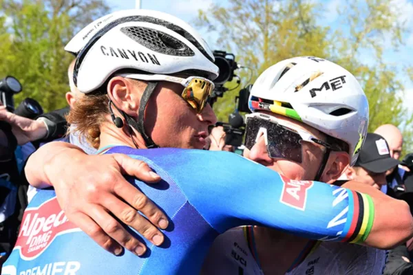 Mathieu van der Poel (Alpecin - PremierTech) saluda a Tadej Pogacar (UAE) en meta tras el Tour de Flandes 2026